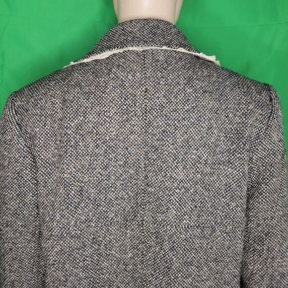 April May beautiful texture, classic Tweed coat. - Picture 6 of 13